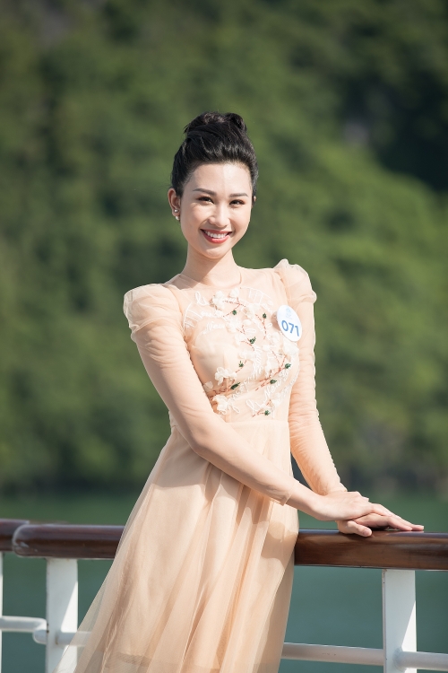 nguoi dep miss world viet nam tro tai catwalk tren du thuyen 5 sao