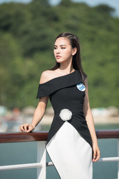 nguoi dep miss world viet nam tro tai catwalk tren du thuyen 5 sao