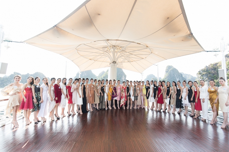 nguoi dep miss world viet nam tro tai catwalk tren du thuyen 5 sao
