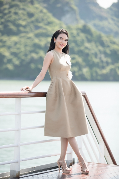 nguoi dep miss world viet nam tro tai catwalk tren du thuyen 5 sao
