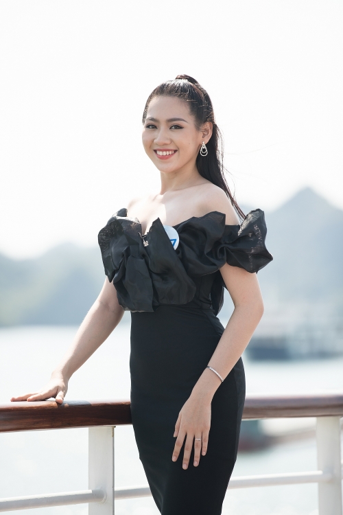 nguoi dep miss world viet nam tro tai catwalk tren du thuyen 5 sao