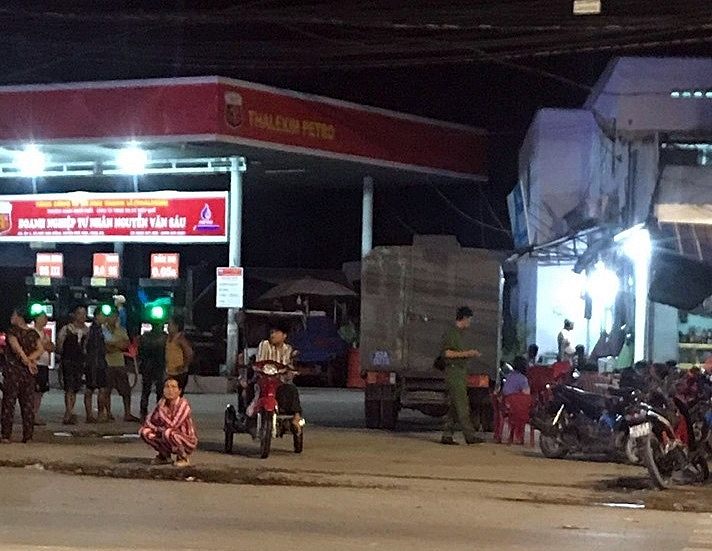 long an dam chet nhan vien cay xang vi khong cho no tien