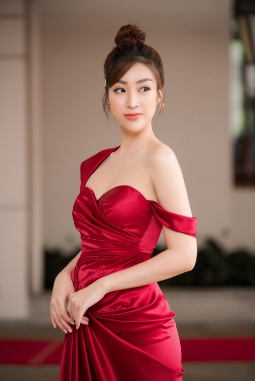 a hau mc thuy van lam giam khao hoa hau viet nam 2020