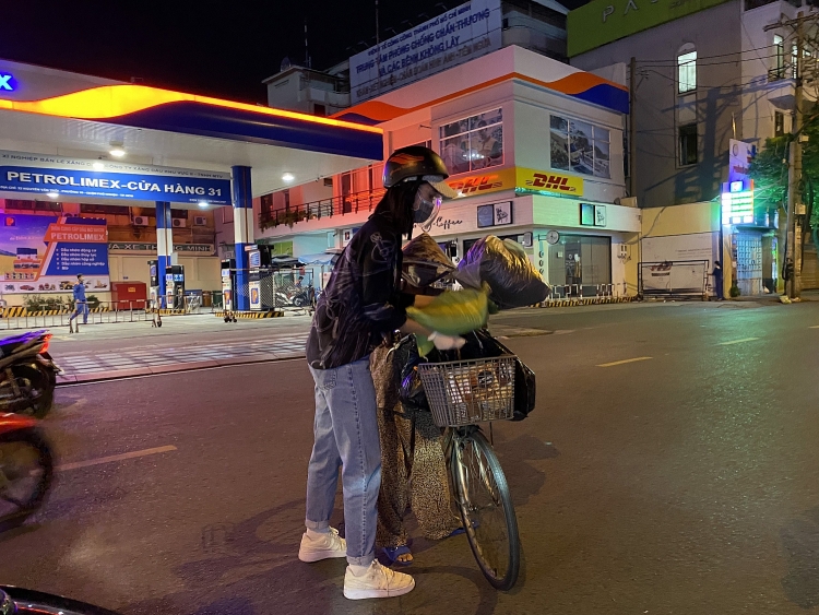 Hoa Hậu Tiểu Vy tặng 3 tấn gạo cho người nghèo tại TP.HCM