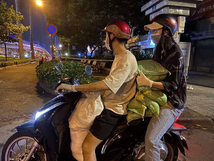 Hoa Hậu Tiểu Vy tặng 3 tấn gạo cho người nghèo tại TP.HCM