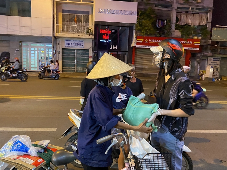Hoa hậu Tiểu Vy trao tặng 3 tấn gạo cho người nghèo tại TP.HCM