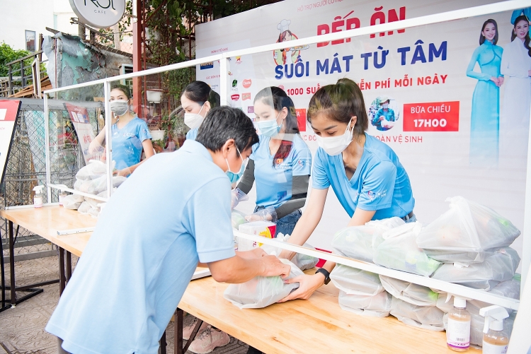 Các Hoa hậu nấu 15.000 suất ăn cho bà con nghèo tại TP.HCM