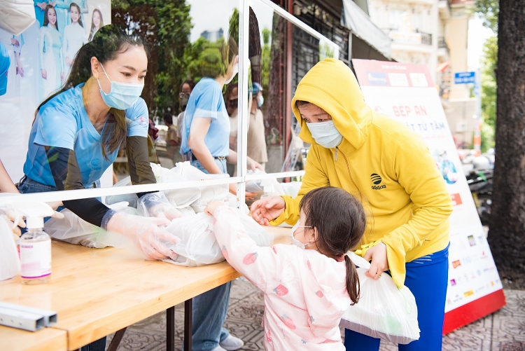 Các Hoa hậu nấu 15.000 suất ăn cho bà con nghèo tại TP.HCM