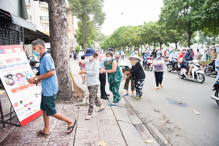Các Hoa hậu nấu 15.000 suất ăn cho bà con nghèo tại TP.HCM