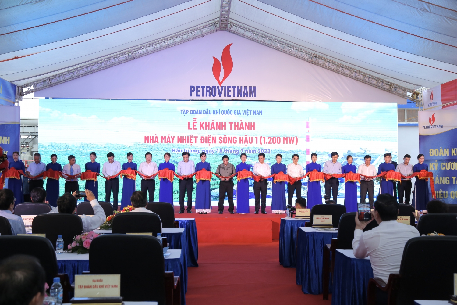 Thủ tướng và các đại biểu thực hiện nghi thức cắt băng khánh thành NMNĐ Sông Hậu 1