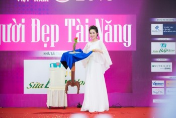 Xem người đẹp trổ tài  múa võ, làm ảo thuật, viết thư pháp
