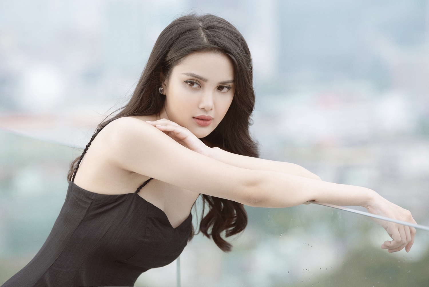 Ngắm vẻ đẹp phổng phao của Á hậu Diệu Thùy