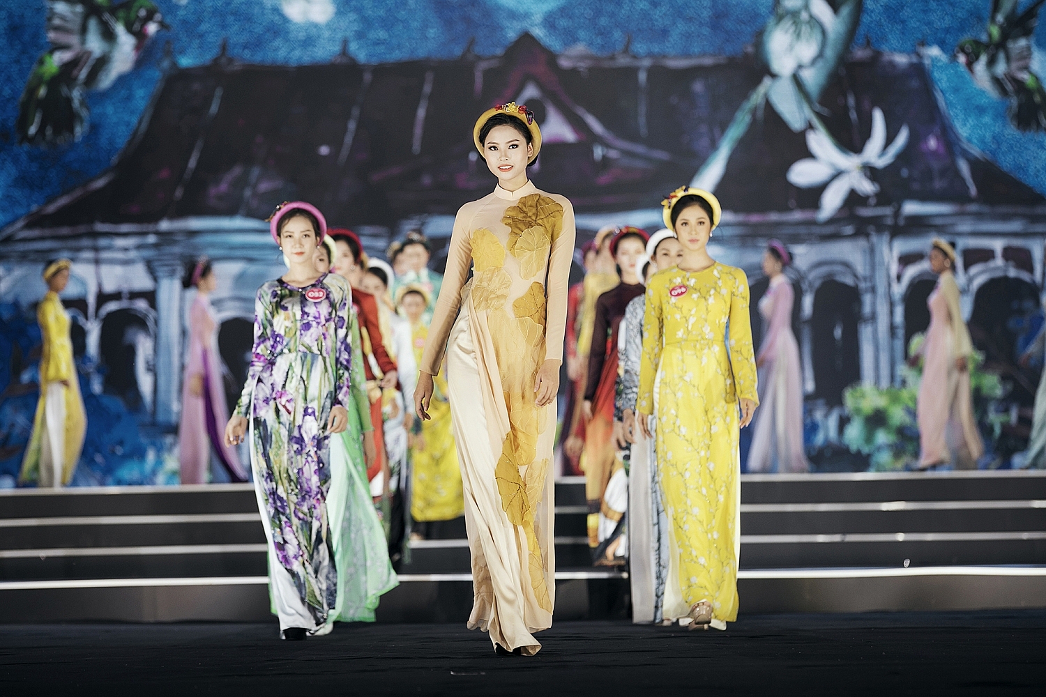 man nhan voi man trinh dien thoi trang cua nguoi dep hhvn 2018