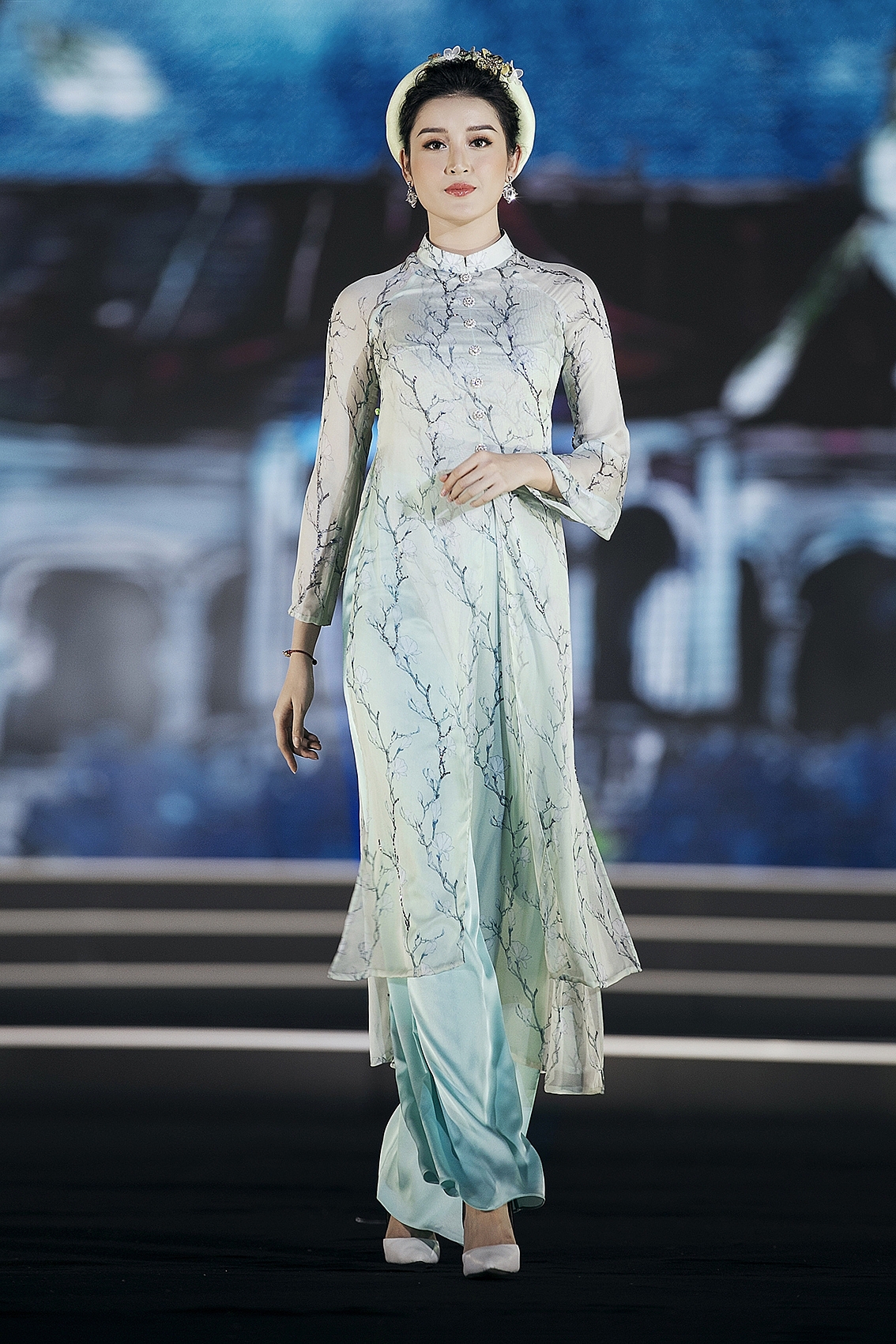 man nhan voi man trinh dien thoi trang cua nguoi dep hhvn 2018