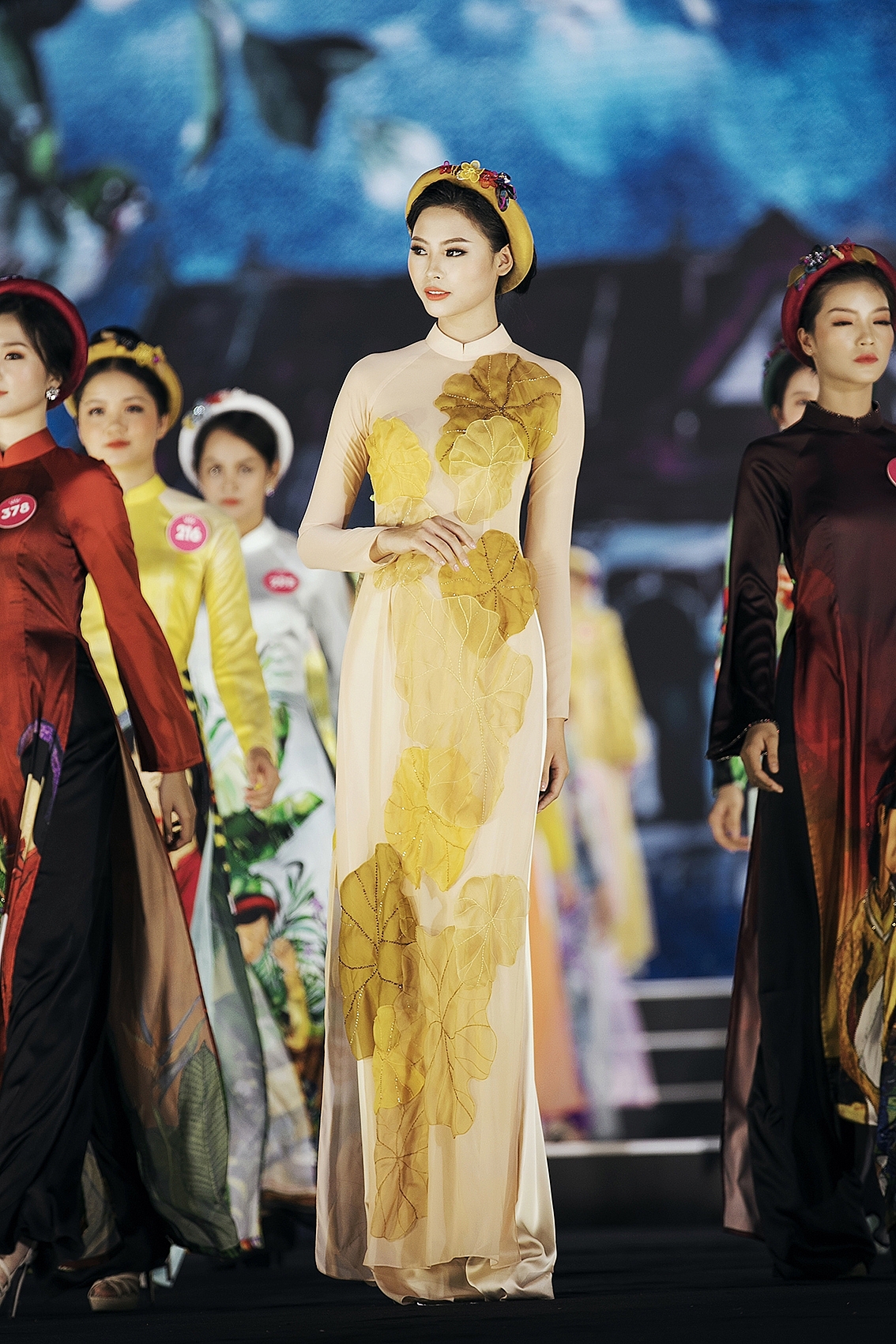 man nhan voi man trinh dien thoi trang cua nguoi dep hhvn 2018