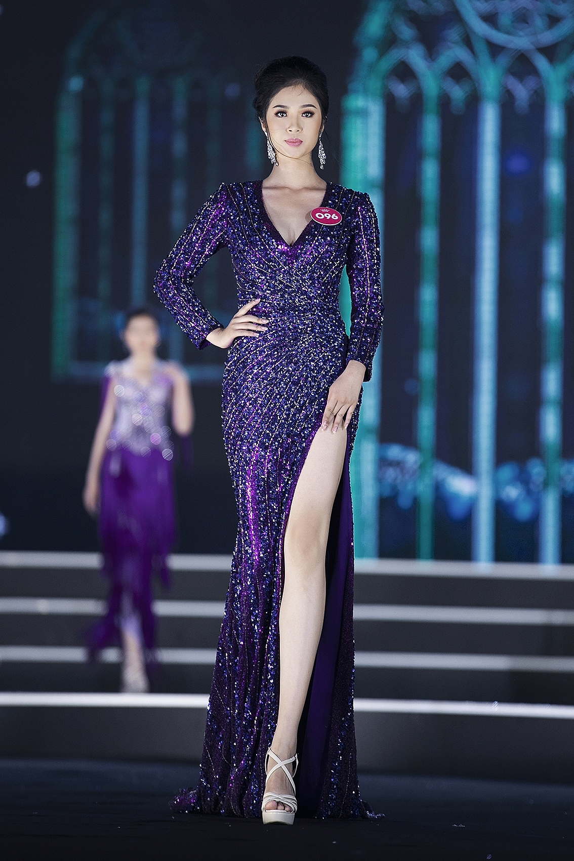 man nhan voi man trinh dien thoi trang cua nguoi dep hhvn 2018