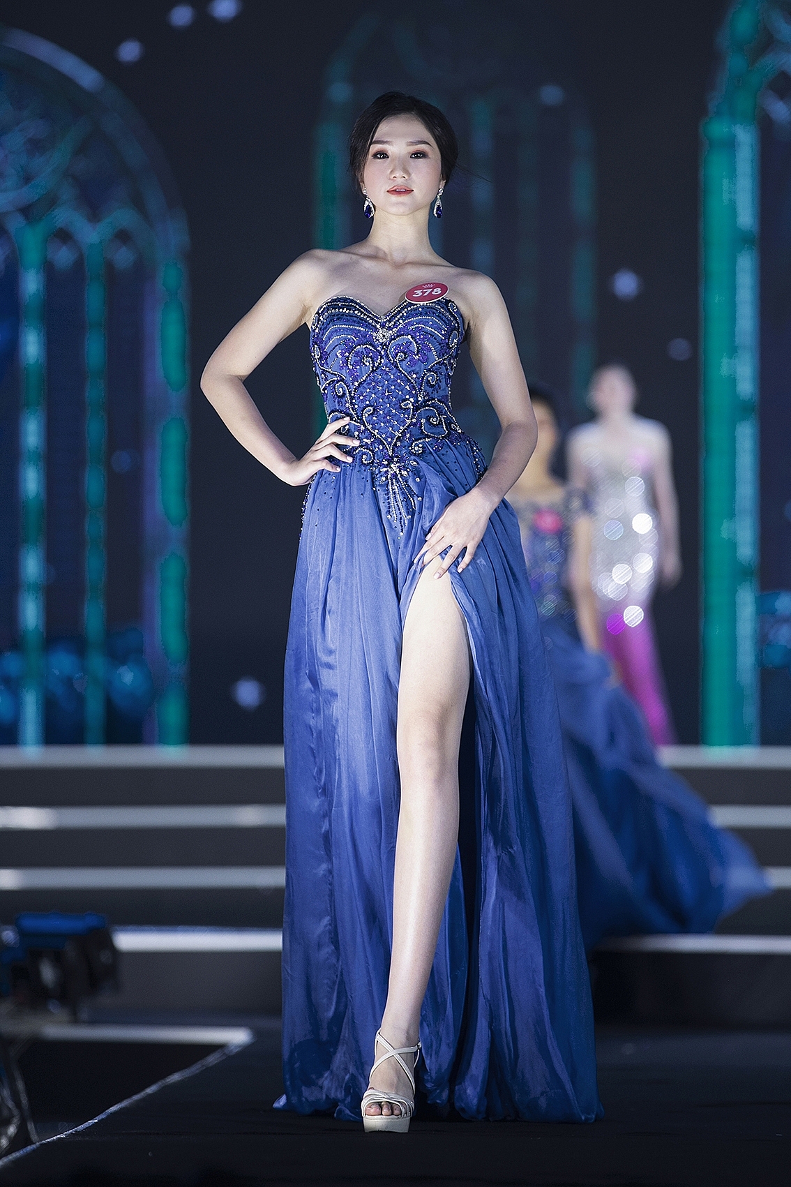 man nhan voi man trinh dien thoi trang cua nguoi dep hhvn 2018