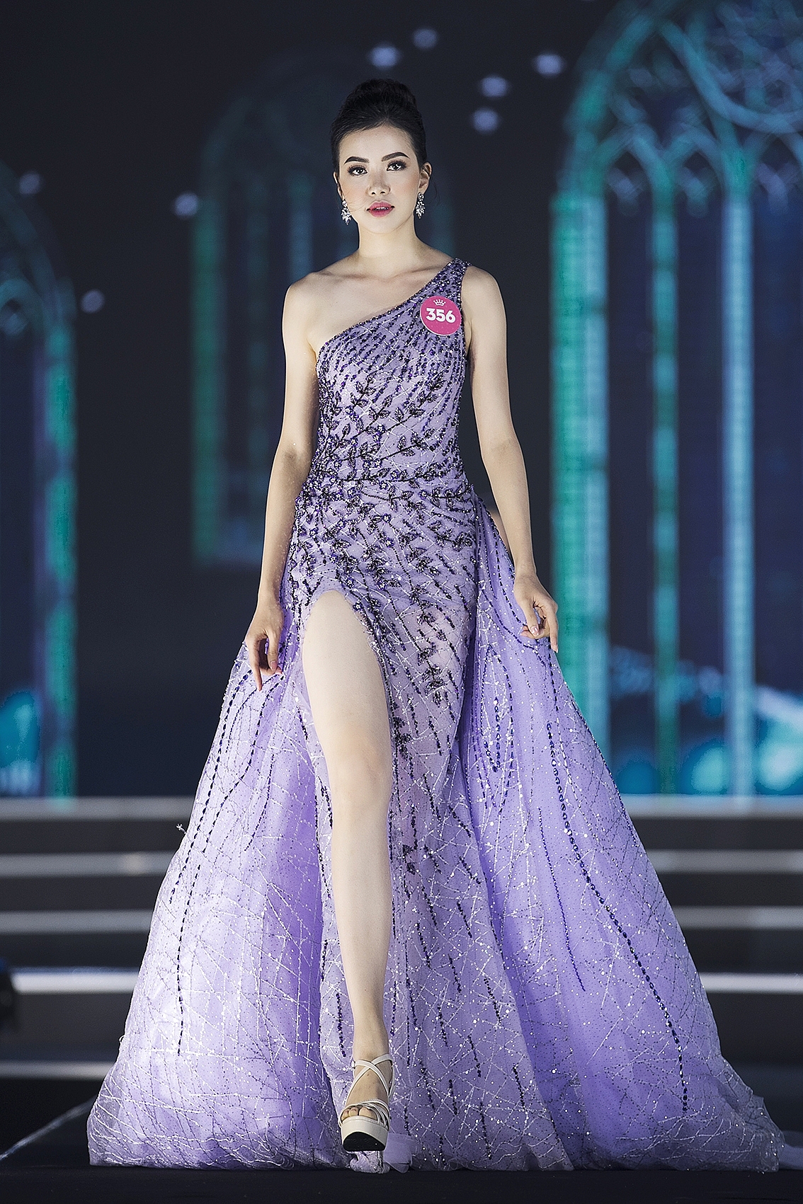 man nhan voi man trinh dien thoi trang cua nguoi dep hhvn 2018