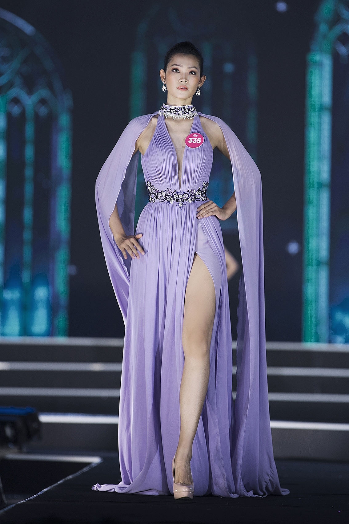 man nhan voi man trinh dien thoi trang cua nguoi dep hhvn 2018