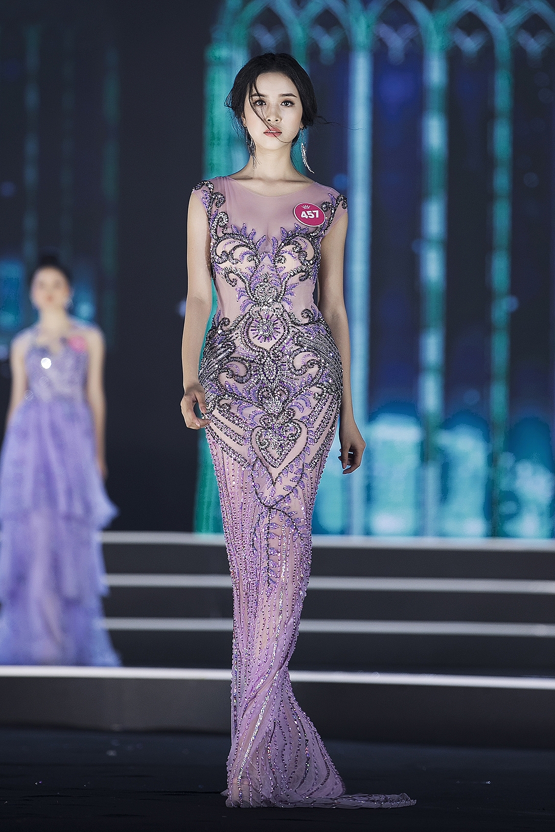man nhan voi man trinh dien thoi trang cua nguoi dep hhvn 2018