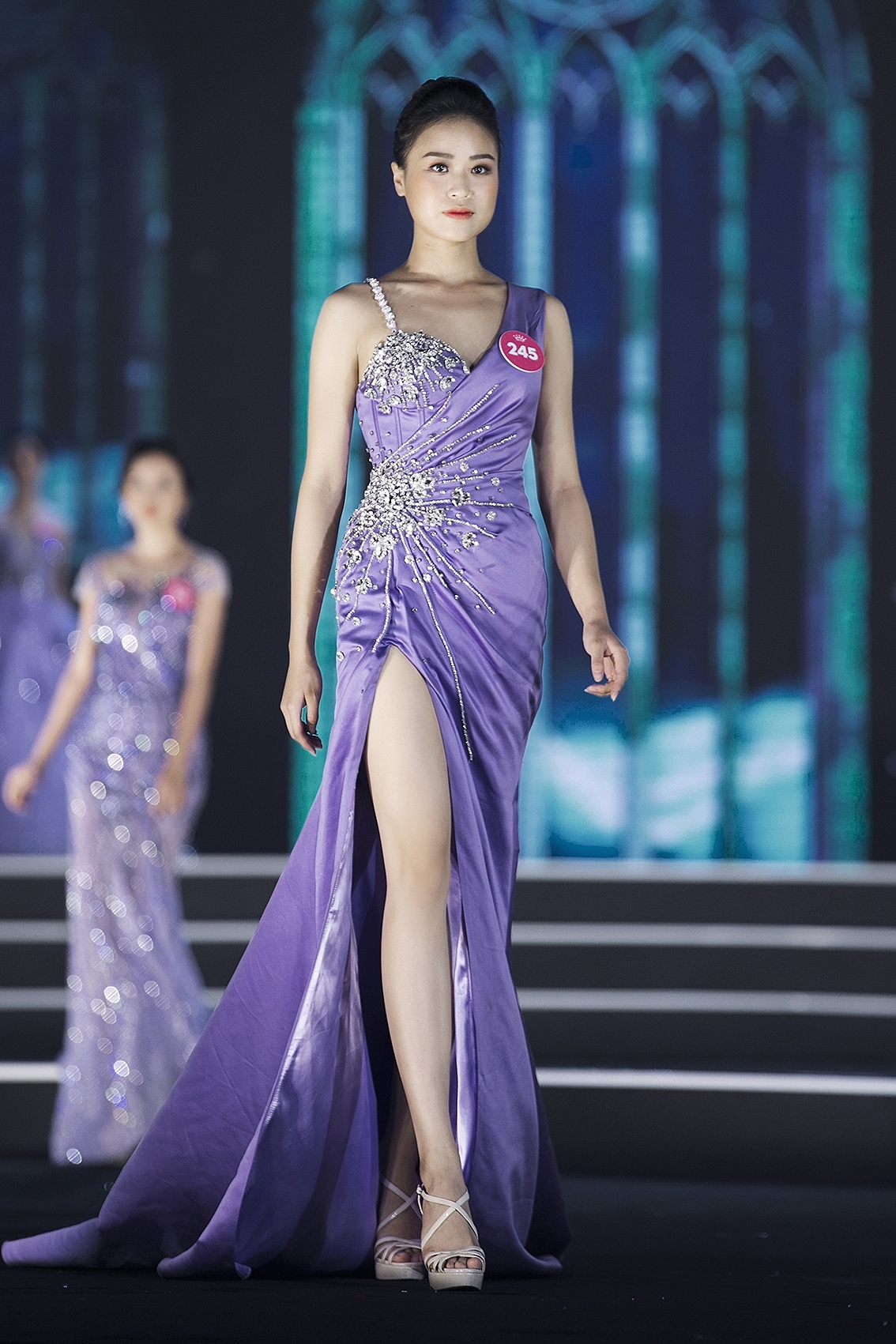 man nhan voi man trinh dien thoi trang cua nguoi dep hhvn 2018