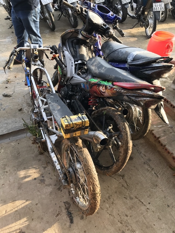 bat nhom thanh nien dung xe cop chuan bi dua xe nao loan duong pho