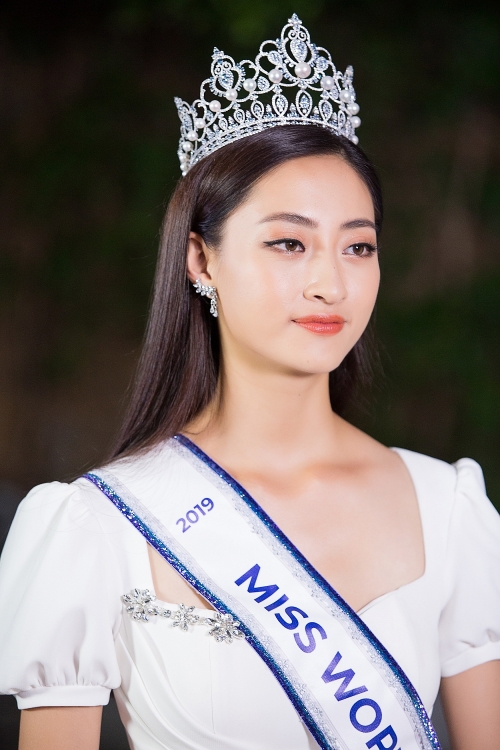Nhan sắc hoa hậu Lương Thùy Linh được công chúng quốc tế khen ngợi
