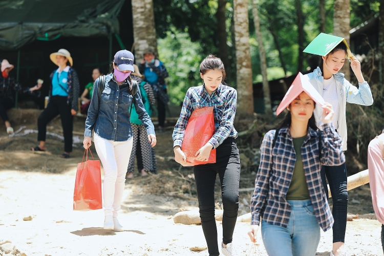 Hình ảnh xúc động của Top 3 Miss World Việt Nam tại vùng bão lũ Thanh Hóa