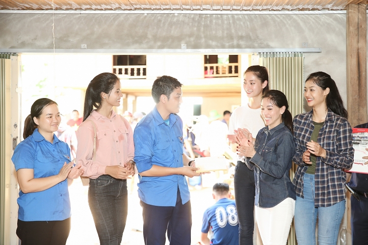 Hình ảnh xúc động của Top 3 Miss World Việt Nam tại vùng bão lũ Thanh Hóa