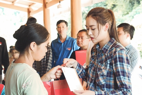 Hình ảnh xúc động của Top 3 Miss World Việt Nam tại vùng bão lũ Thanh Hóa