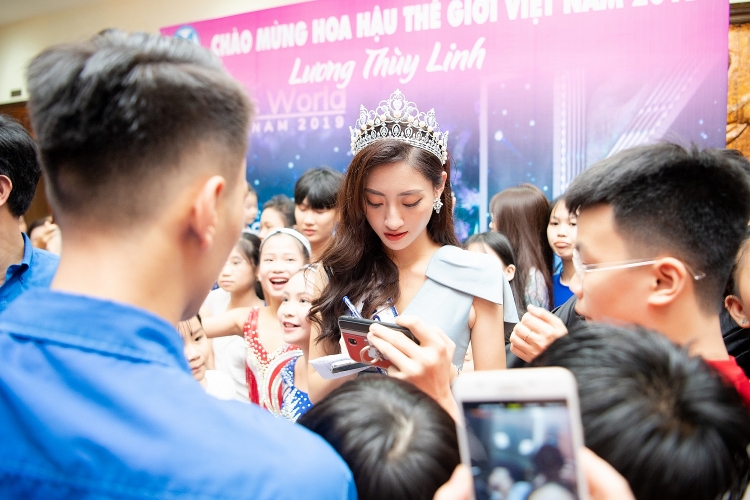 Hoa hậu Lương Thùy Linh trở về trong vòng tay của hàng nghìn người dân Cao Bằng