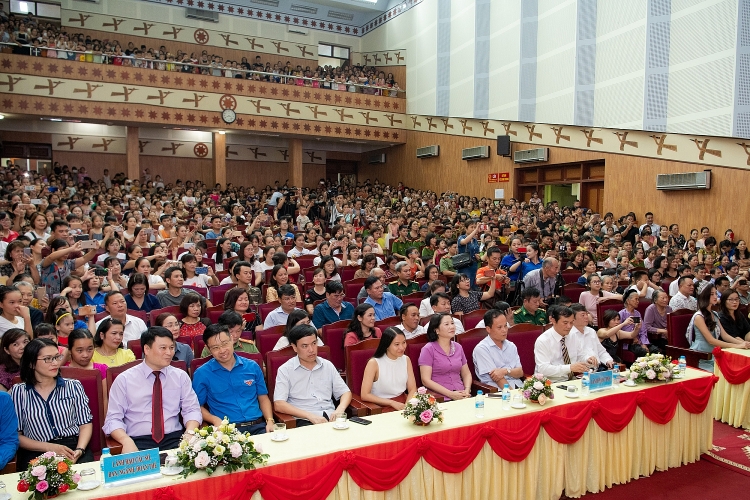Hoa hậu Lương Thùy Linh trở về trong vòng tay của hàng nghìn người dân Cao Bằng