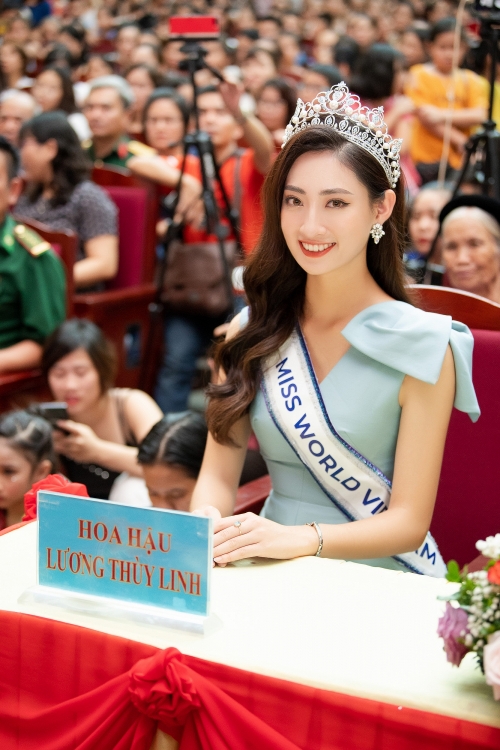 Hoa hậu Lương Thùy Linh trở về trong vòng tay của hàng nghìn người dân Cao Bằng