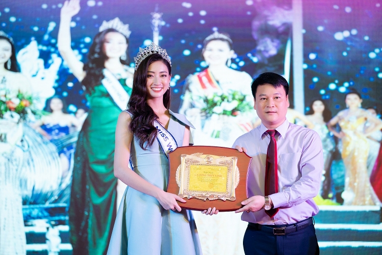 Hoa hậu Lương Thùy Linh trở về trong vòng tay của hàng nghìn người dân Cao Bằng