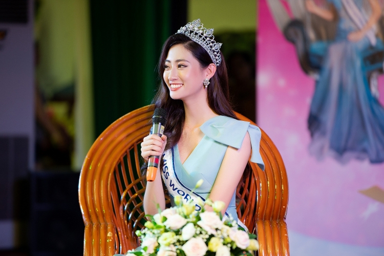 Hoa hậu Lương Thùy Linh trở về trong vòng tay của hàng nghìn người dân Cao Bằng