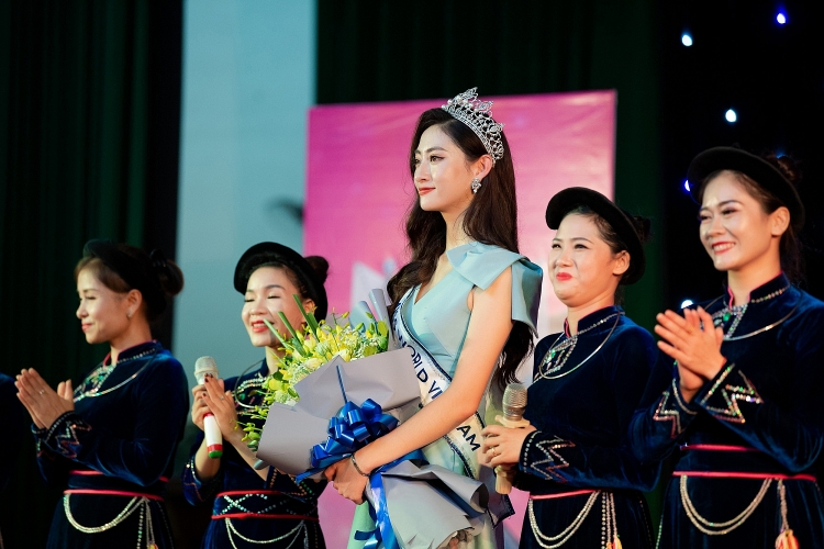 Hoa hậu Lương Thùy Linh trở về trong vòng tay của hàng nghìn người dân Cao Bằng