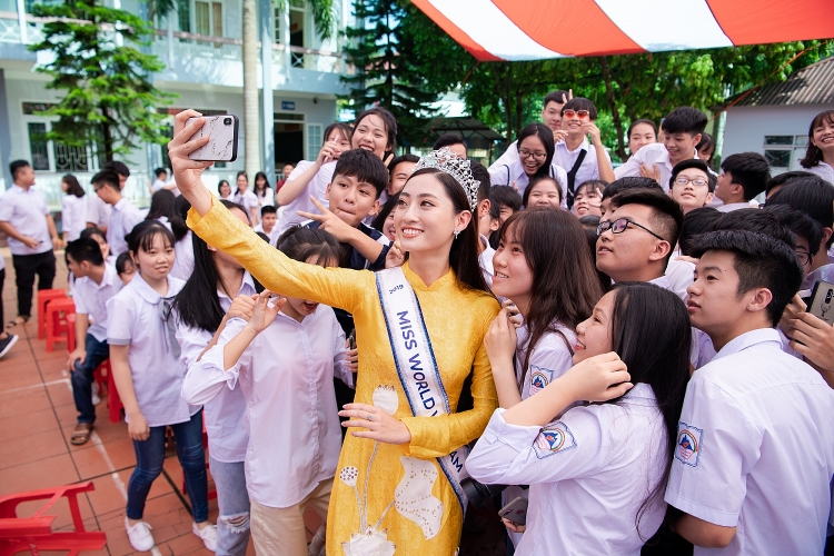Hoa hậu Lương Thùy Linh trở về trong vòng tay của hàng nghìn người dân Cao Bằng