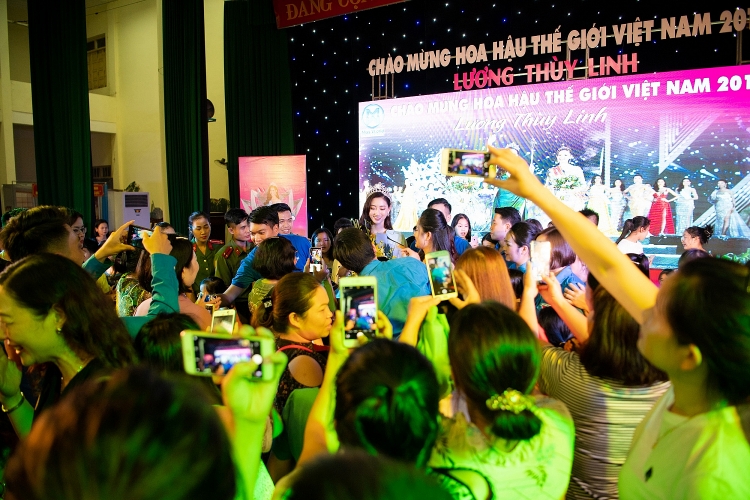 Hoa hậu Lương Thùy Linh trở về trong vòng tay của hàng nghìn người dân Cao Bằng