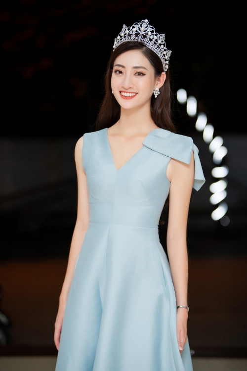 Hoa hậu Lương Thùy Linh trở về trong vòng tay của hàng nghìn người dân Cao Bằng
