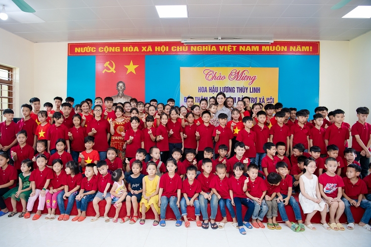 Hoa hậu Lương Thùy Linh trở về trong vòng tay của hàng nghìn người dân Cao Bằng