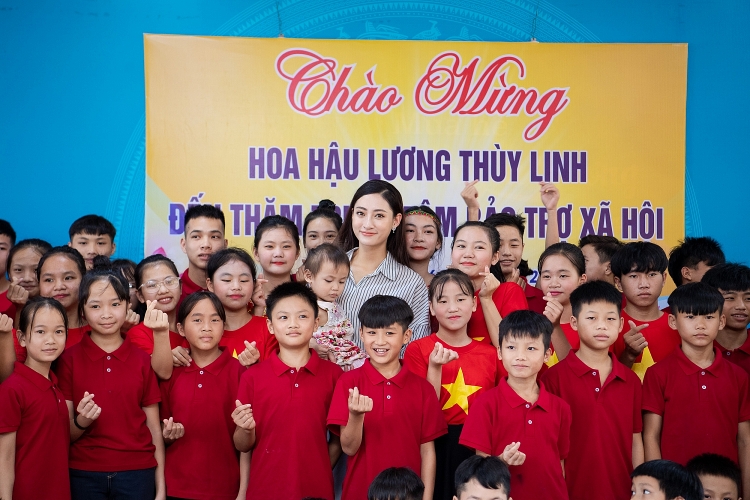 Hoa hậu Lương Thùy Linh trở về trong vòng tay của hàng nghìn người dân Cao Bằng