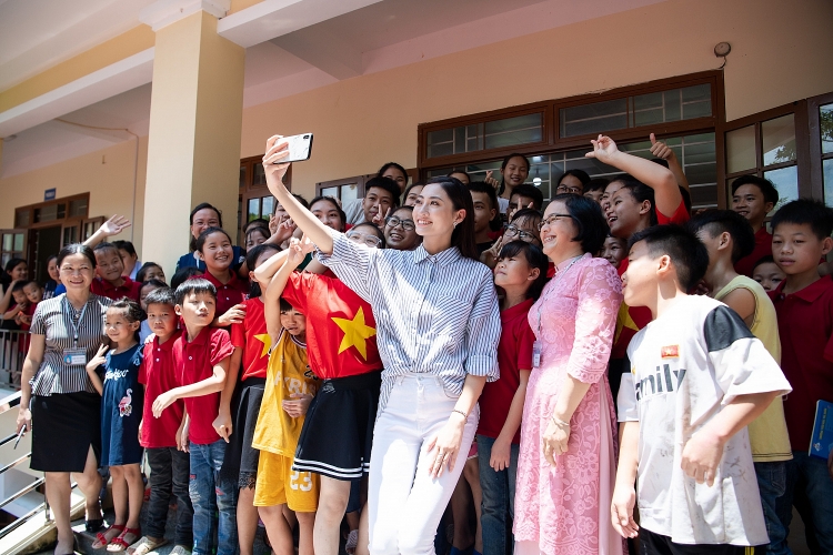 Hoa hậu Lương Thùy Linh trở về trong vòng tay của hàng nghìn người dân Cao Bằng