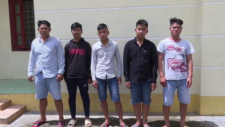 bat 5 nghi pham mang sung va hung khi di doi no