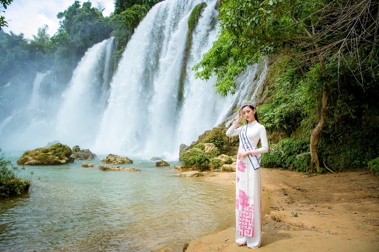 Hoa hậu Lương Thuỳ Linh thả dáng giữa chốn bồng lai tiên cảnh Cao Bằng