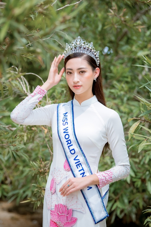 hoa hau luong thuy linh bi che ve ky nang san khau