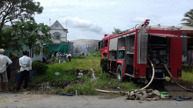 tien giang ba hoa thieu rui nha kho cua cong ty san xuat giay
