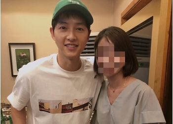Song Joong Ki xuất hiện sau ly hôn, chụp ảnh cùng cô gái lạ