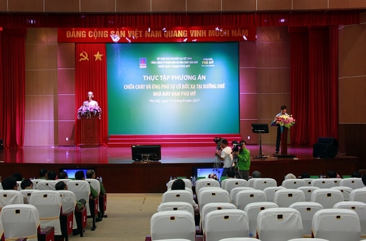 Diễn tập chữa cháy và ứng cứu sự cố bức xạ tại Nhà máy Đạm Phú Mỹ dien tap chua chay va ung cuu su co buc xa tai nha may dam phu my