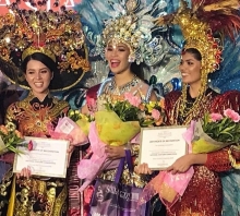 hoa khoi thuy vi do sac cung nguoi dep bien dao ha trong ta ao dai xuan