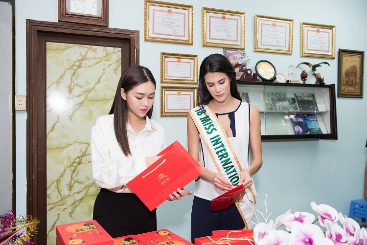 Đương kim Hoa hậu Quốc tế mang trung thu tới trẻ mồ côi Việt Nam